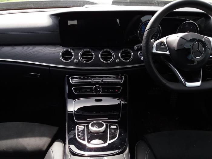 Panel de control de navegación de un Mercedes-Benz E (W213) E-220d 2.0 Turbo 16V 2017