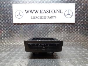 Usados Cambiador de CD Mercedes E (W211) 5.0 E-500 V8 24V Precio € 50,00 Norma de margen ofrecido por kaslo auto parts