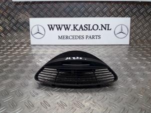 Używane Kratka wentylacyjna deski rozdzielczej Mercedes SL (R230) 5.0 SL-500 V8 24V Cena na żądanie oferowane przez kaslo auto parts