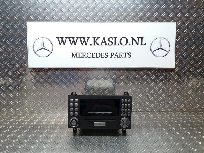 Radio control panel from a Mercedes-Benz SLK (R171) 1.8 200 K 16V 2004