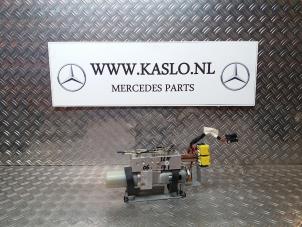 Usados Motor de capota Mercedes SLK (R171) 1.8 200 K 16V Precio € 175,00 Norma de margen ofrecido por kaslo auto parts