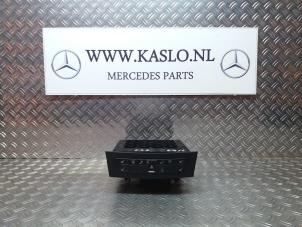 Używane Zmieniarka CD Mercedes CLS (C219) 320 CDI 24V Cena € 50,00 Procedura marży oferowane przez kaslo auto parts
