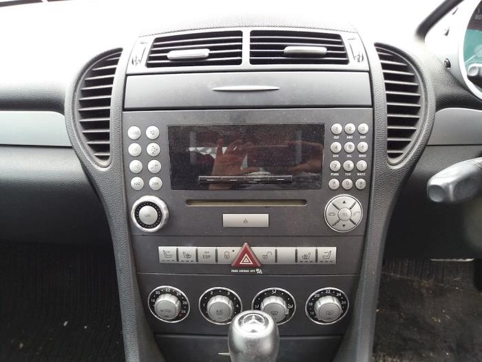 Radio control panel from a Mercedes-Benz SLK (R171) 3.0 280 V6 24V 2007
