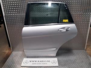 Używane Drzwi lewe tylne wersja 4-drzwiowa Mercedes R (W251) 5.0 500 V8 32V 4-Matic Cena € 350,00 Procedura marży oferowane przez kaslo auto parts