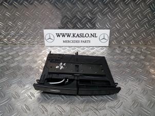 Usagé Porte-gobelet Mercedes SL (R230) 3.5 SL-350 V6 24V Prix sur demande proposé par kaslo auto parts