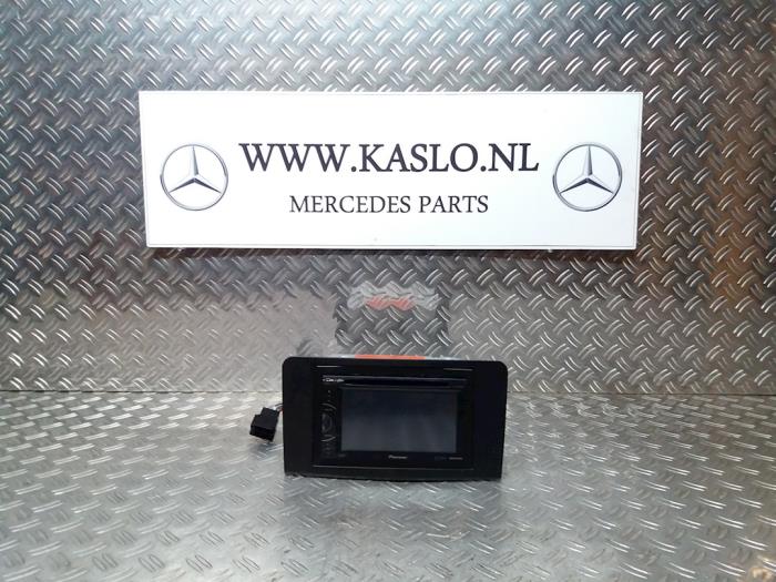 Radio control panel from a Mercedes-Benz ML II (164/4JG) 3.0 ML-320 CDI 4-Matic V6 24V 2007