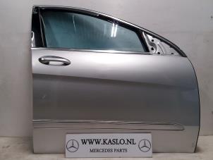 Używane Drzwi prawe przednie wersja 4-drzwiowa Mercedes R (W251) 3.0 320 CDI 24V 4-Matic Cena € 350,00 Procedura marży oferowane przez kaslo auto parts