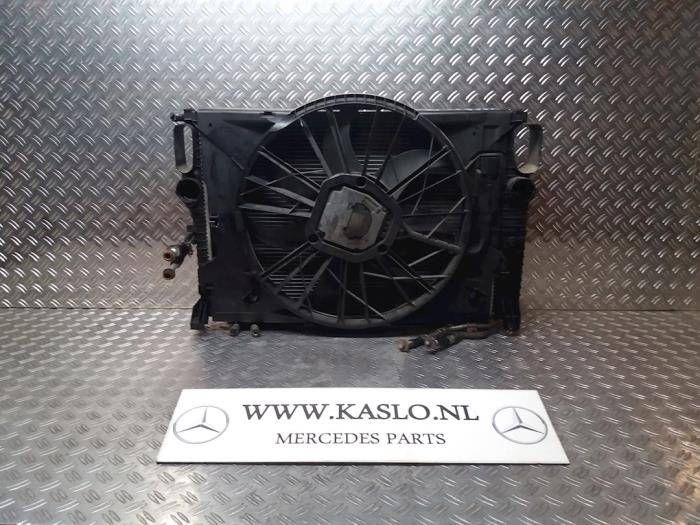 Radiator fan from a Mercedes-Benz CLS (C219) 350 CDI 24V 2009