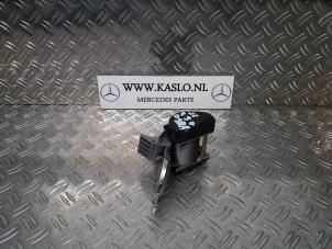 Used Rear seatbelt, right Mercedes SL (R230) 5.0 SL-500 V8 24V Price on request offered by kaslo auto parts