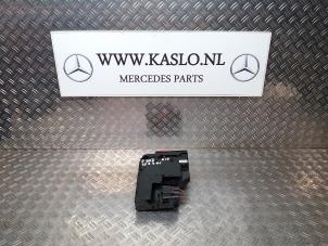 Usados Caja de fusibles Mercedes E (C207) E-250 CDI 16V Precio € 75,00 Norma de margen ofrecido por kaslo auto parts