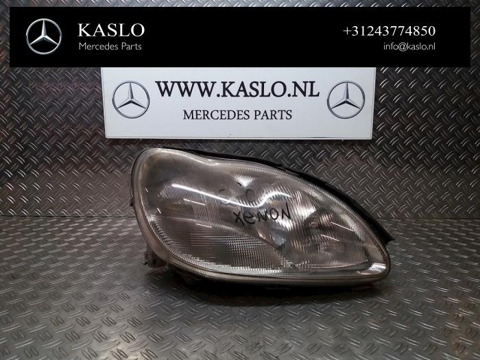 Używane Reflektor prawy Mercedes S (W220) 3.2 S-320 18V Cena na żądanie oferowane przez kaslo auto parts
