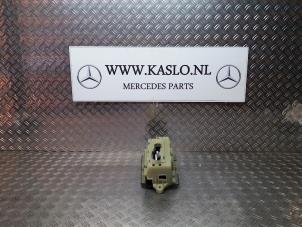 Używane Dzwignia wyboru automatycznej skrzyni biegów Mercedes E (C207) E-250 CDI 16V Cena na żądanie oferowane przez kaslo auto parts