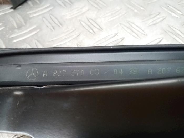 Ventanilla adicional de 2 puertas izquierda detrás de un Mercedes-Benz E (C207) E-220 CDI 16V BlueEfficiency 2012