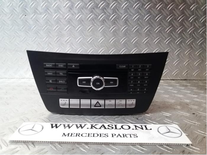 Panneau de commandes navigation d'un Mercedes-Benz C (C204) 2.2 C-220 CDI 16V BlueEfficiency 2012