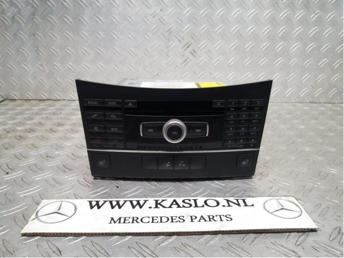 Panel de control de radio de un Mercedes-Benz E (C207) E-350 CDI V6 24V 2009