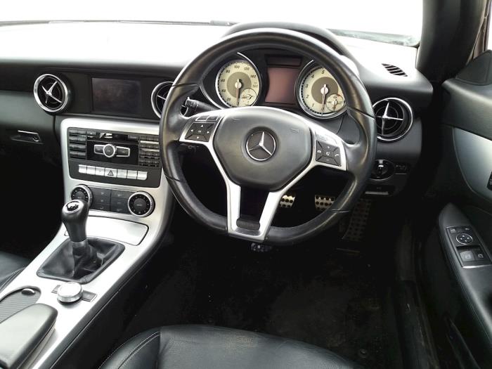 Navigation control panel from a Mercedes-Benz SLK (R172) 1.8 200 16V BlueEFFICIENCY 2011