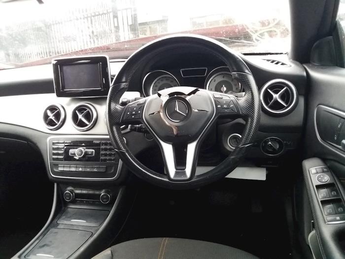 Botón I-Drive de un Mercedes-Benz CLA (117.3) 2.2 CLA-220 CDI 16V 2014