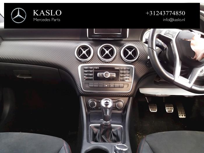 Innerdisplay från en Mercedes-Benz A (W176) 1.5 A-180 CDI, A-180d 16V 2013