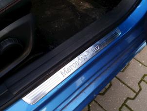 Usados Placa del desgaste del travesaño de la puerta izquierda Mercedes A (W176) 1.5 A-180 CDI, A-180d 16V Precio de solicitud ofrecido por kaslo auto parts