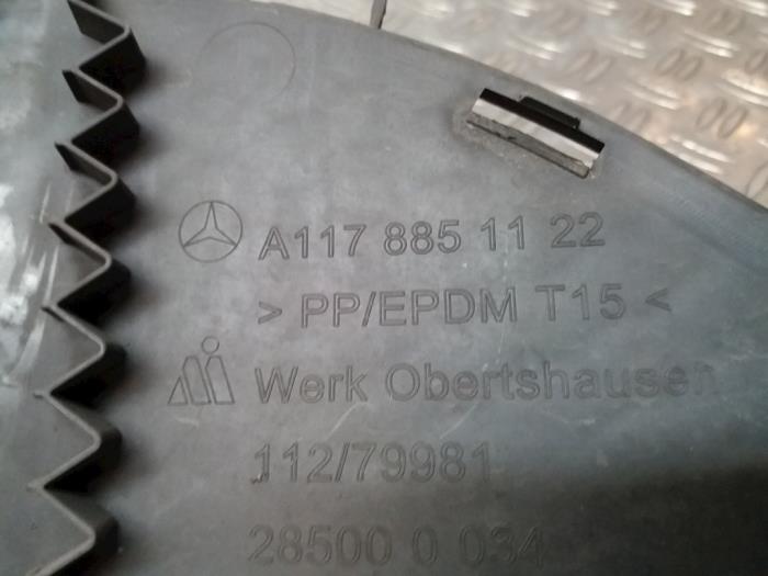 Rejilla de parachoques de un Mercedes-Benz CLA (117.3) 1.6 CLA-180 16V 2013