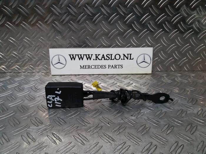 Sicherheitsgurt Schließe links vorne van een Mercedes-Benz CLA (117.3) 1.6 CLA-180 16V 2013