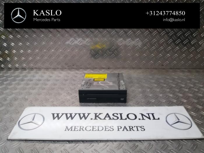 Używane Odtwarzacz DVD Mercedes SL (R230) 3.7 SL-350 V6 18V Cena € 125,00 Procedura marży oferowane przez kaslo auto parts