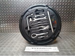 Usagé Kit d'outils Mercedes S (W220) 3.2 S-320 CDI 24V Prix sur demande proposé par kaslo auto parts