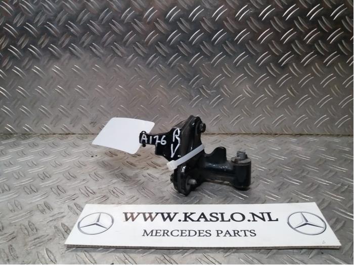 Charnière porte avant droite d'un Mercedes-Benz A (W176) 1.5 A-180 CDI, A-180d 16V 2014