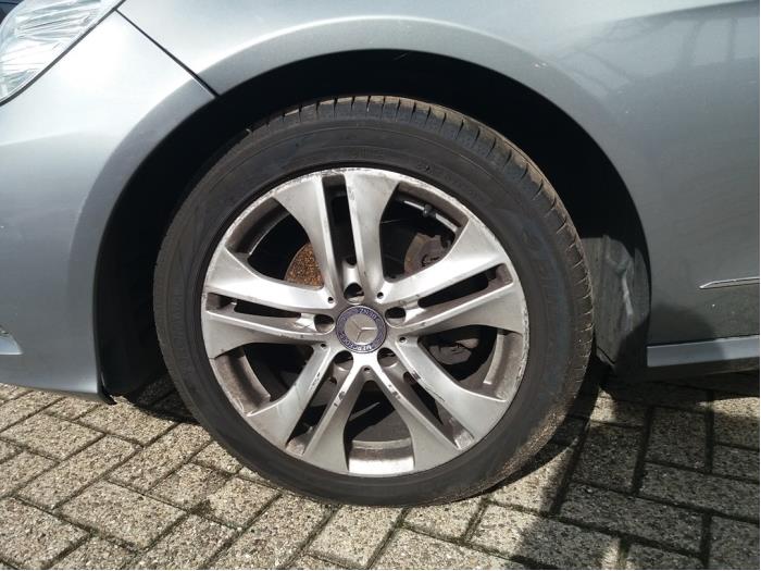 Sport rims set + tires from a Mercedes-Benz E Estate (S212) E-220 CDI 16V BlueEfficiency 2012