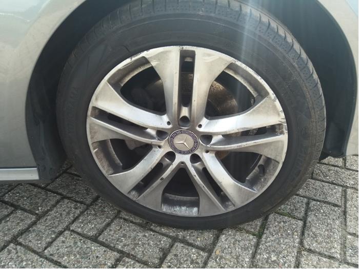 Sportfelgensatz + Reifen van een Mercedes-Benz E Estate (S212) E-220 CDI 16V BlueEfficiency 2012
