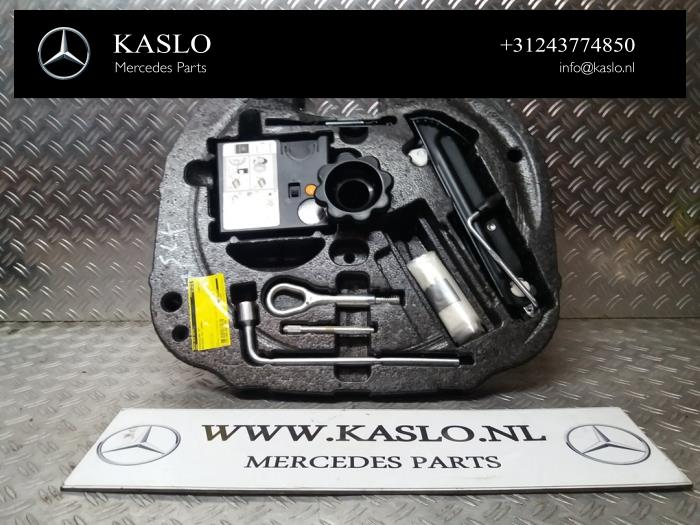 Używane Zestaw narzedzi Mercedes SLK (R171) 1.8 200 K 16V Cena na żądanie oferowane przez kaslo auto parts