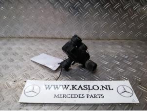 Usados Válvula eléctrica de calefactor Mercedes CLS (C219) 350 CGI 3.5 V6 24V Precio € 50,00 Norma de margen ofrecido por kaslo auto parts