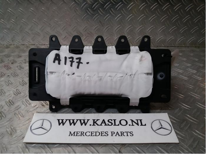 Poduszka powietrzna prawa (deska rozdzielcza) z Mercedes-Benz A (177.0) 2.0 A-220 Turbo 16V 2019