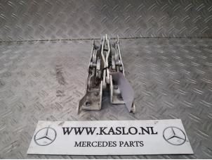 Used Bonnet Hinge Mercedes SLK (R172) 2.1 250 CDI 16V BlueEFFICIENCY Price € 100,00 Margin scheme offered by kaslo auto parts