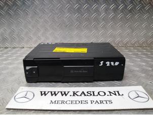 Usados Cambiador de CD Mercedes S (W220) 3.2 S-320 CDI 24V Precio € 150,00 Norma de margen ofrecido por kaslo auto parts