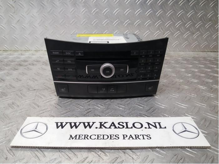 Radiobedienfeld van een Mercedes-Benz E (W212)  2010