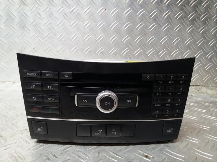 Panel de control de radio de un Mercedes-Benz E (W212) E-220 CDI 16V BlueEfficiency 2009