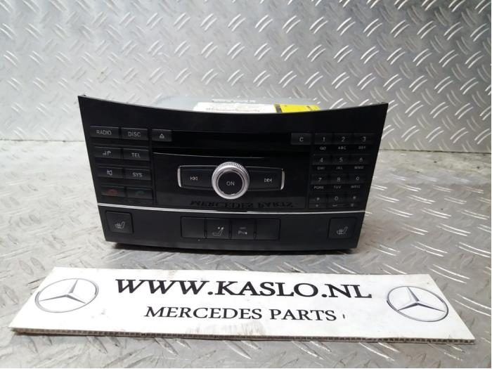 Panel de control de radio de un Mercedes-Benz E (W212) E-220 CDI 16V BlueEfficiency 2009