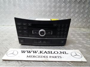 Usados Panel de control de radio Mercedes E (W212) E-220 CDI 16V BlueEfficiency Precio € 100,00 Norma de margen ofrecido por kaslo auto parts