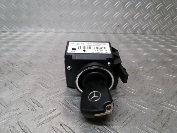 Cerradura de contacto y ordenador de un Mercedes-Benz B (W245,242) 2.0 B-180 CDI 16V 2008
