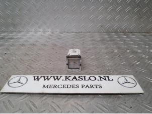 Używane Zegar Mercedes E (W212) E-220 CDI 16V BlueEfficiency Cena na żądanie oferowane przez kaslo auto parts