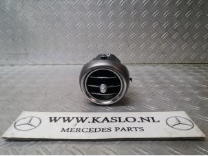 Używane Kratka wentylacyjna deski rozdzielczej Mercedes C (W205) C-300 2.0 Turbo 16V Cena € 30,00 Procedura marży oferowane przez kaslo auto parts