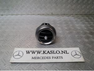 Używane Kratka wentylacyjna deski rozdzielczej Mercedes C (W205) C-300 2.0 Turbo 16V Cena € 30,00 Procedura marży oferowane przez kaslo auto parts