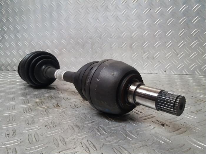 Front drive shaft, left from a Mercedes-Benz B (W246,242) 1.8 B-200 CDI BlueEFFICIENCY 16V 2013
