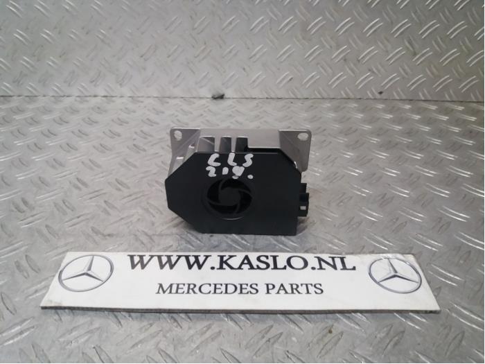 Radio amplifier from a Mercedes-Benz CLS (C219) 350 CDI 24V 2009