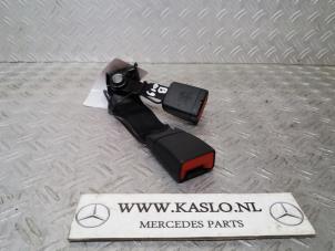 Usados Lengüeta de cinturón de seguridad derecha detrás Mercedes B (W247) 2.0 B-200d Precio de solicitud ofrecido por kaslo auto parts