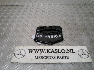 Używane Blokada dachu cabrio Mercedes E (R207) E-220 CDI 16V BlueEfficiency Cena na żądanie oferowane przez kaslo auto parts