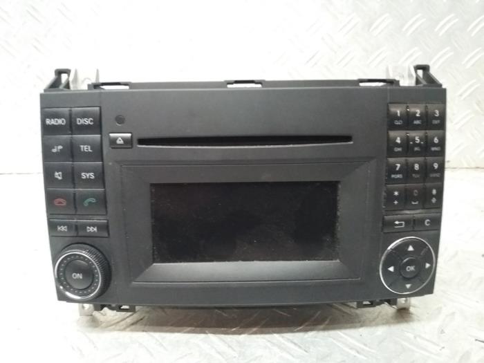 Radio CD Spieler van een Mercedes-Benz A (W169) 2.0 A-180 CDI 16V 5-Drs. 2010
