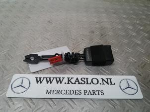 Usados Lengüeta cinturón de seguridad izquierda delante Mercedes A (W169) 2.0 A-180 CDI 16V 5-Drs. Precio de solicitud ofrecido por kaslo auto parts