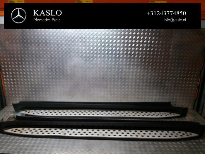 Używane Panel boczny Mercedes ML II (164/4JG) 3.0 ML-320 CDI 4-Matic V6 24V Cena € 300,00 Procedura marży oferowane przez kaslo auto parts